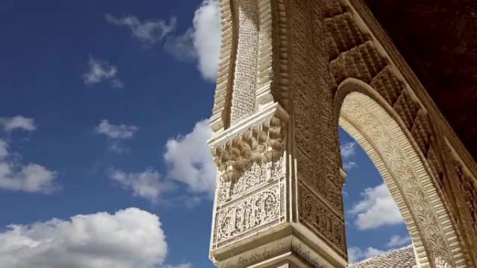 西班牙格拉纳达阿尔罕布拉的伊斯兰(摩尔人)风格拱门