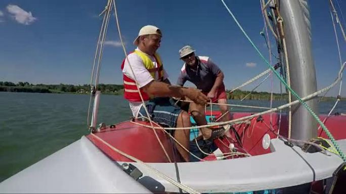 两名男子驾驶运动帆船