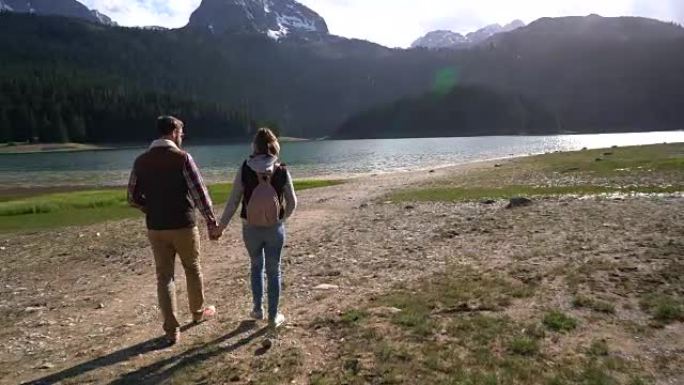 年轻夫妇沿着湖边散步