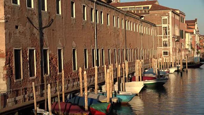 威尼斯运河中的划船
