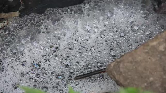 排水管排出的脏水气泡。