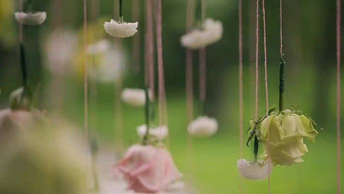 婚礼当天户外森林里挂在绳子上的花