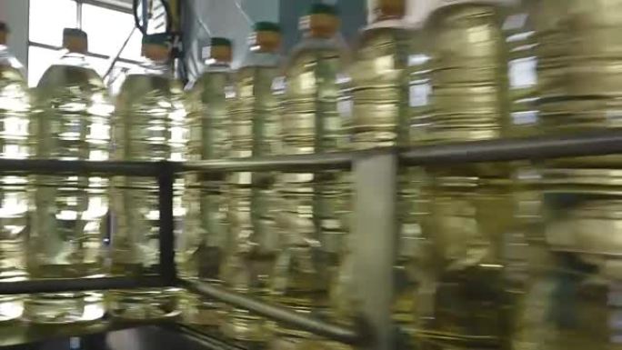 在工厂生产葵花籽油