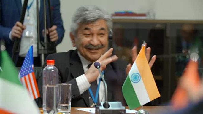 印度代表开始跳舞，在国际会议的圆桌上跳舞