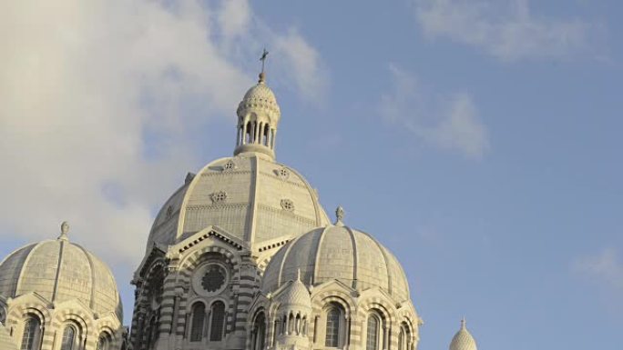 法国马赛阴天拉梅杰大教堂钟楼