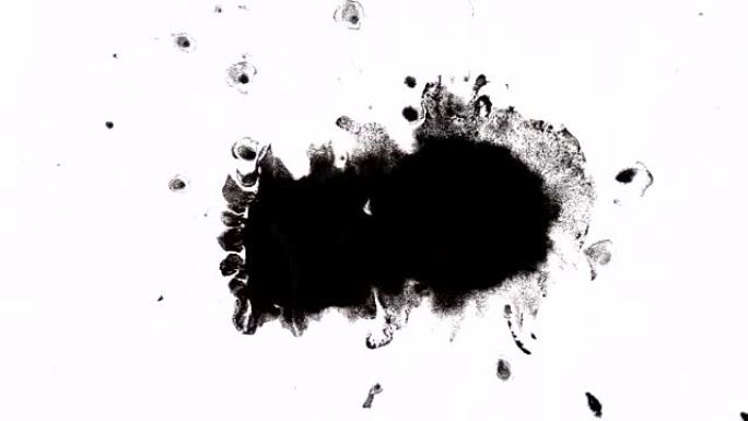 白色表面上的黑色墨水抽象污渍