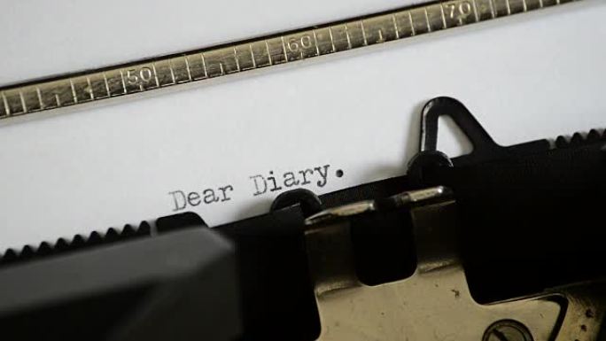 用一台旧的手动打字机打字亲爱的日记