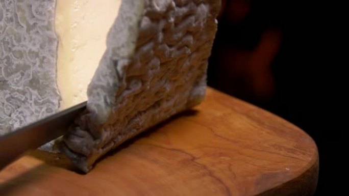 未经巴氏消毒的软山羊金字塔-牛奶奶酪