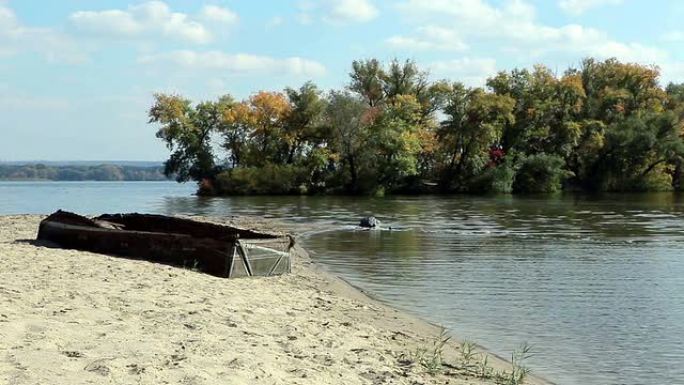 破旧的木船搁浅在沙滩上