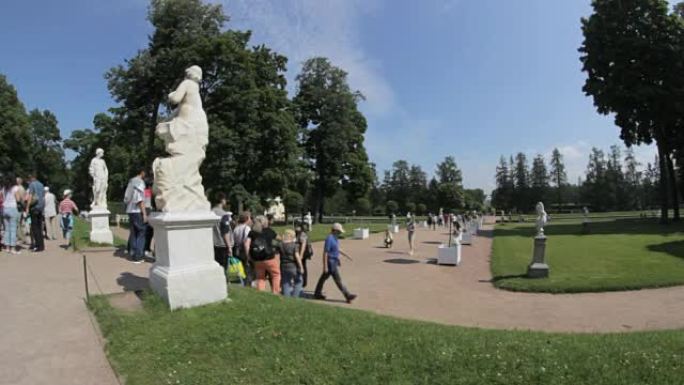 圣彼得堡Tsarskoye Selo Pushkin公园雕像附近的大量照片