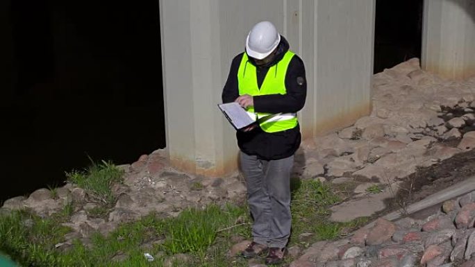 工程师检查桥梁施工附近的文件