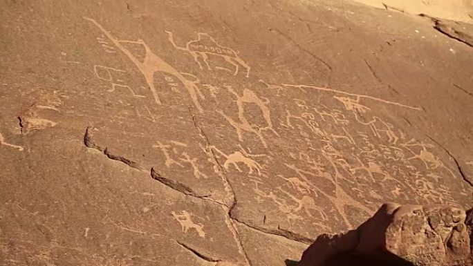 描绘约旦瓦迪鲁姆沙漠中的人类和骆驼的古代岩画