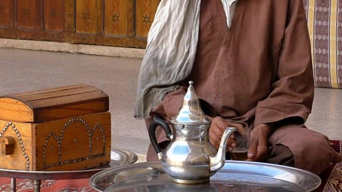 男子在摩洛哥家中喝茶