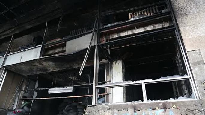 乌克兰基辅Khreshchatyk街的工会大楼被烧毁