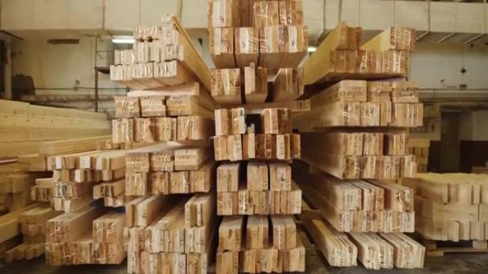 准备好的胶合拉姆整齐地折叠成一堆。木材胶合梁的制造