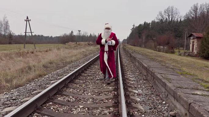 走在铁路上的圣诞老人