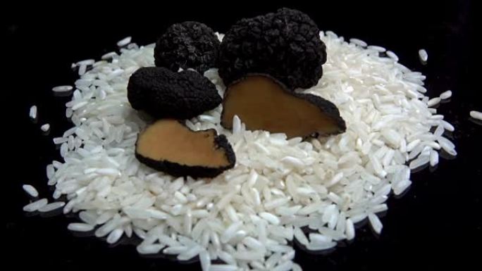 黑松露在深色表面上的米饭上