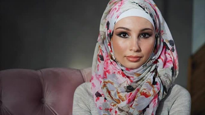 一名年轻穆斯林妇女在家的肖像