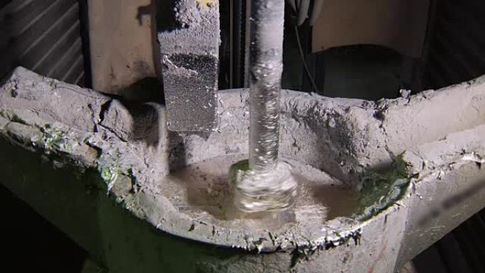 汽车制造厂冶金部门碗中混合液态铝
