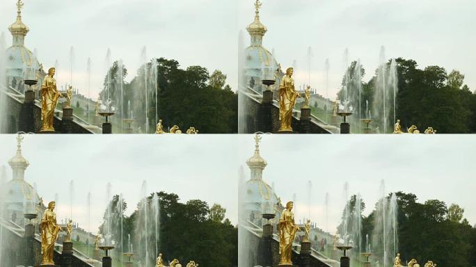俄罗斯彼得霍夫大瀑布上的金色雕像