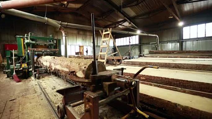 木工车间。工作机器和处理过的木材的视图