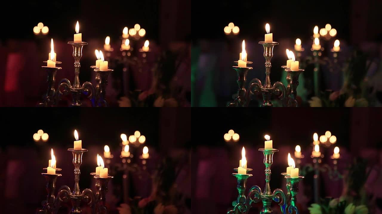 黑暗的室内，老式烛台上的蜡烛