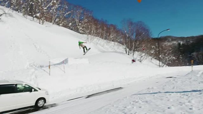 滑雪板大空中跳跃后空翻特技慢动作阳光明媚的日子惊人的危险极端冬季运动