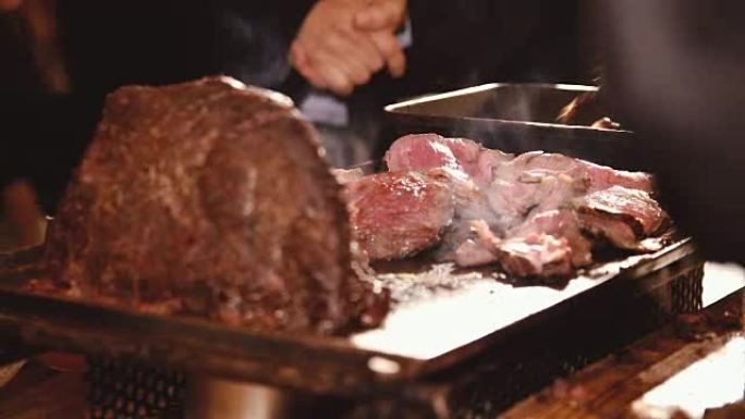 在社交活动中，厨师将薄薄的烟熏牛ket牛肉放在托盘上。