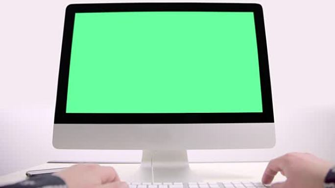 键盘上的男人手