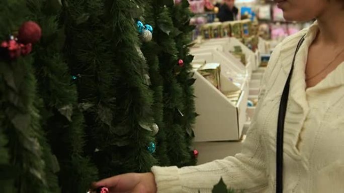 女人在超市买圣诞装饰品