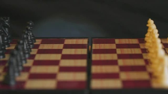 有白棋和黑棋的棋盘。浅景深