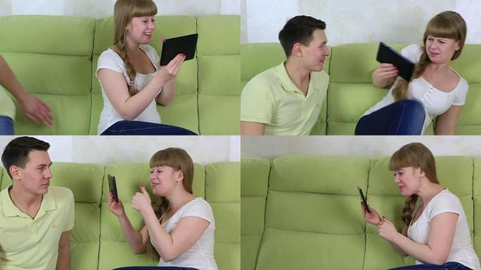 年轻女孩在Skype上愉快地交谈。她的男朋友坐下来聊天。他的妻子从他身边退缩了。丈夫被冒犯并走开了