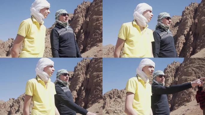 父子俩在沙漠山脉附近交谈