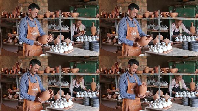 用粘土工作的男性陶工