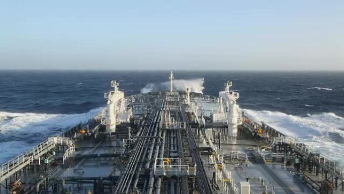 石油运输船在海洋中移动。