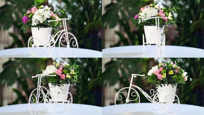 装饰自行车上的花束，在光线的照射下，旋转，花卉组成由绣球花，玫瑰古怪，Barbatus，Santin