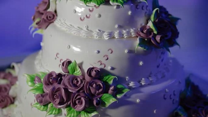 美丽的紫色玫瑰结婚蛋糕