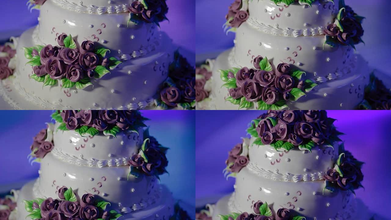 美丽的紫色玫瑰结婚蛋糕