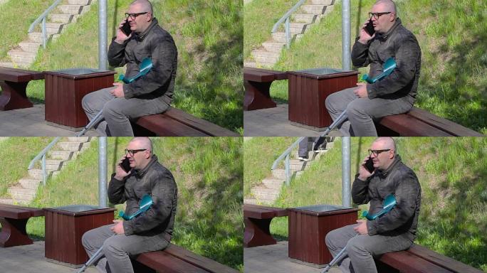 拐杖的残疾人坐在长凳上，用智能手机聊天