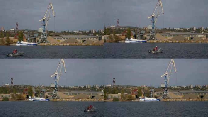 起重机货物小船在河港视图从海到船装载