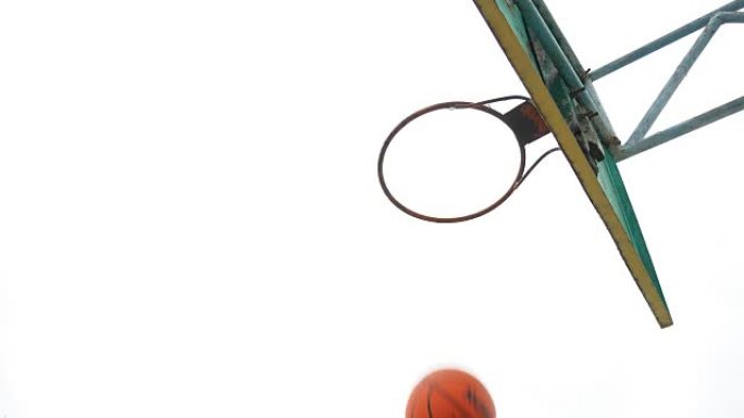 旧篮球运动箍底视图户外生锈铁球进入篮筐