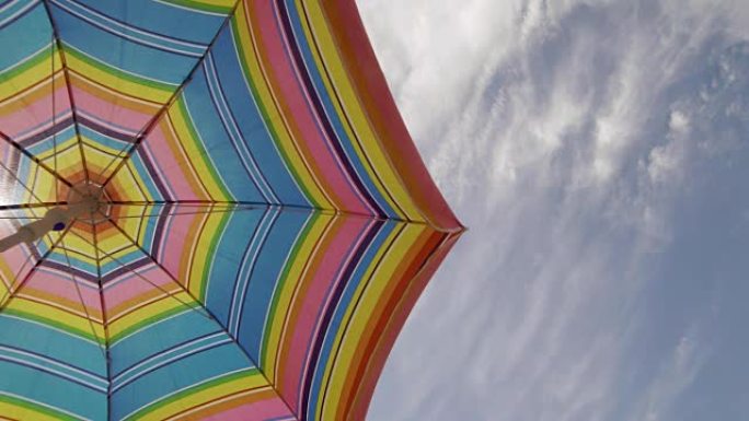 太阳伞在晴朗的天气在天空背景下挥舞。右侧复制空间