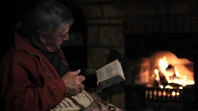 老人坐在壁炉旁看书，喝茶