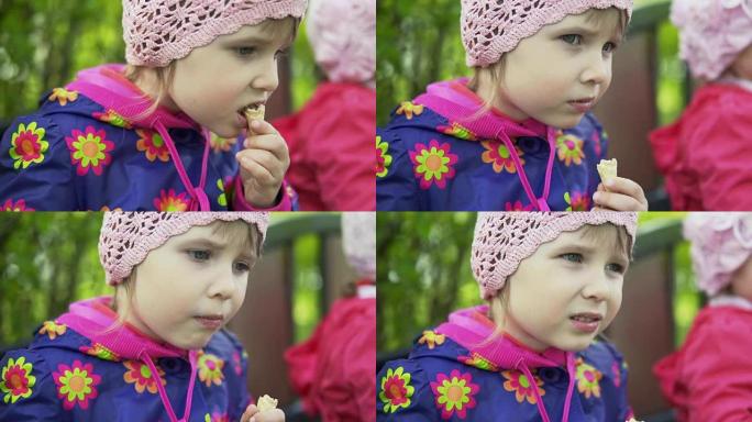 一个小女孩正在吃薄饼