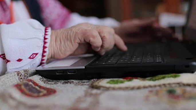 一个老女人的手在你的键盘上奔跑