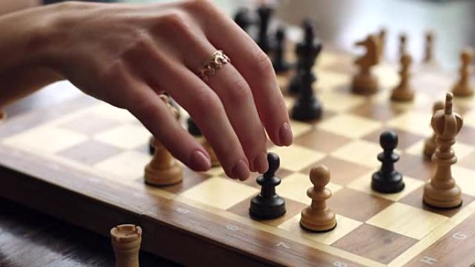女子手与环下棋的特写。