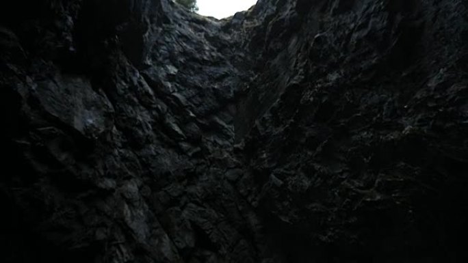 透过洞穴的洞看天空