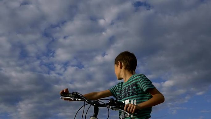 少年骑着自行车逆天望向远方