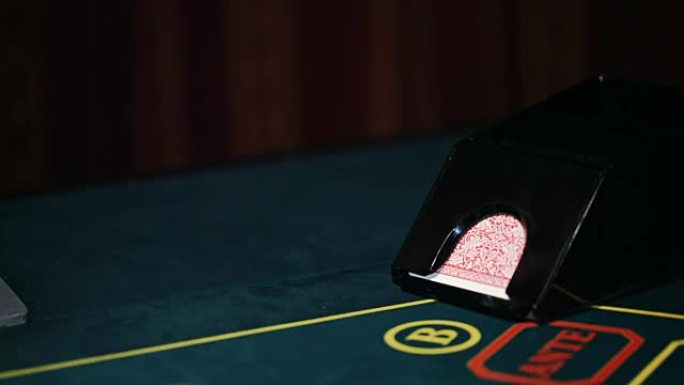 赌场里的发牌人通过送卡器发牌