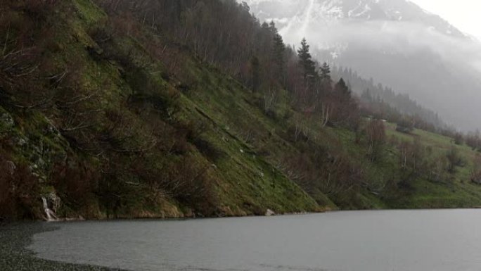 雨天的山湖